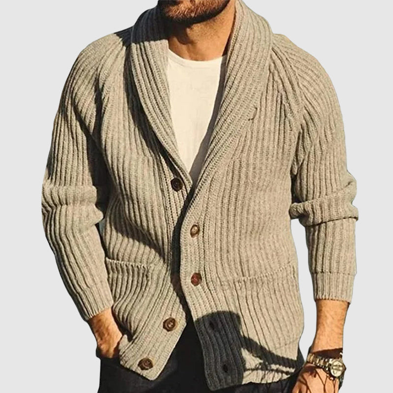 Stilren damkofta med sjalkrage för en elegant look. Mjuk och bekväm tröja för kvinnors vardagsmode.