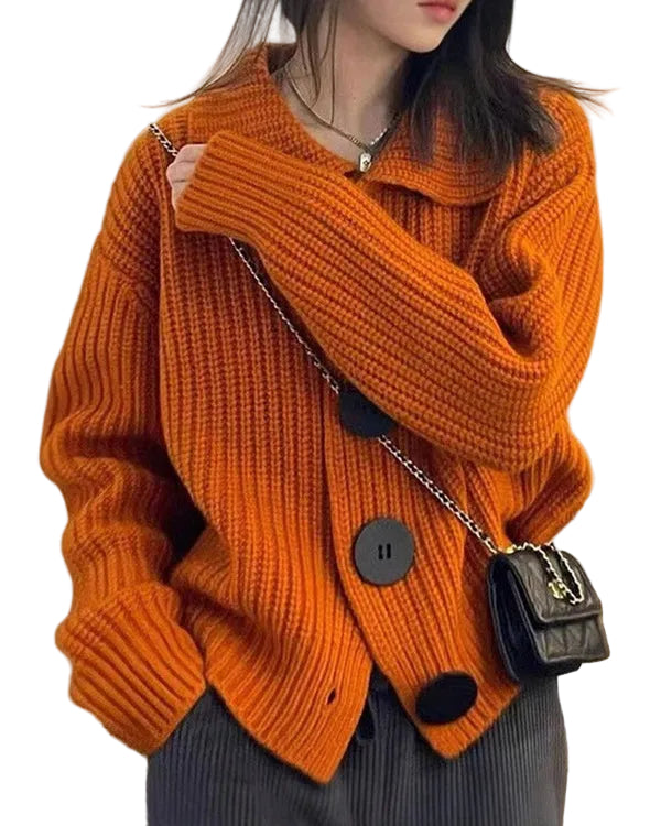 Elegant damkofta med stora, dekorativa knappar. Tidlös design för en klassisk stil, perfekt för vår och höst.