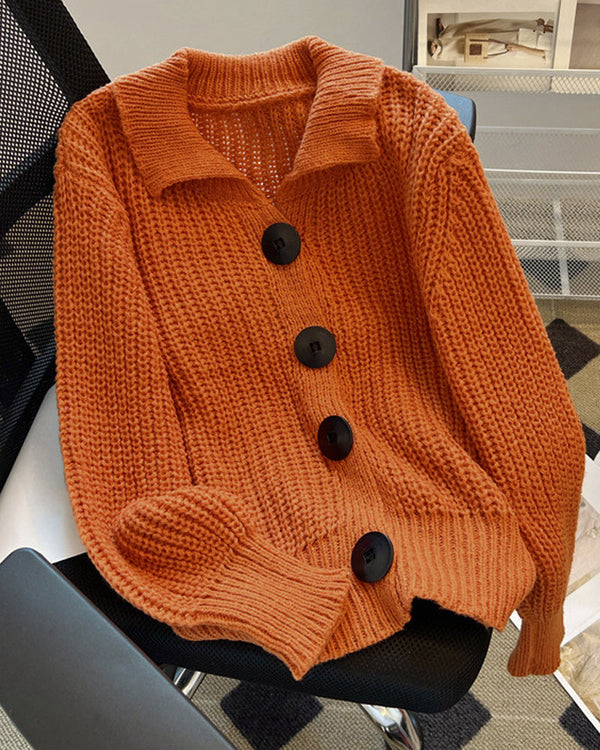 Mångsidig kofta för kvinnor, med stora knappar. Perfekt för avslappnad elegans, passar både vår- och höstoutfits.