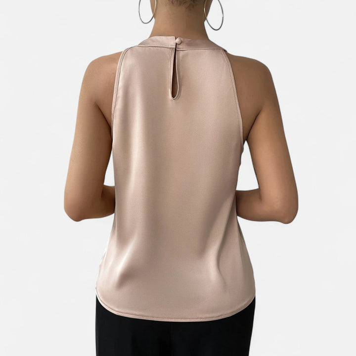 Elegant ärmlös kvinnors topp: damlinne med plisserad front och draperad, perfekt för sommarfester.