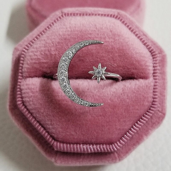 Damring halvmåne stjärna med gnista, justerbar för kvinnor. Elegant modesmycke med cubic zirconia.
