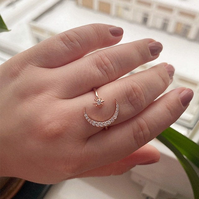 Moderiktig damring halvmåne och stjärna, prydd med gnistrande cubic zirconia. Justerbar och elegant.