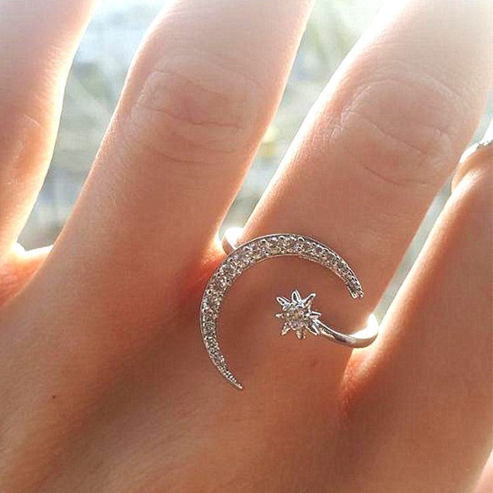 Unik damring med halvmåne och stjärna, gnistrande cubic zirconia. Elegant smycke för varje tillfälle.