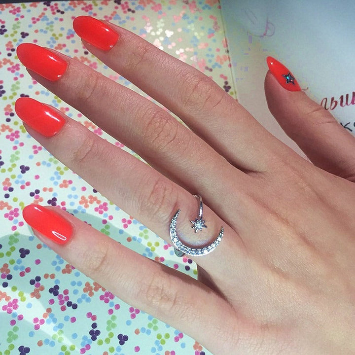 Glamorös damring månstjärna, justerbar design med glittrande cubic zirconia stenar. Vacker accessoar.