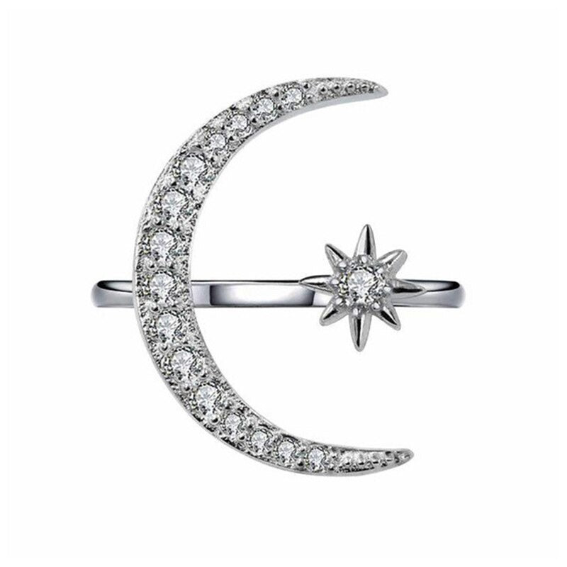 Chic damring med månstjärna design, justerbar och utsmyckad med gnistrande cubic zirconia. Lyxig gåva.