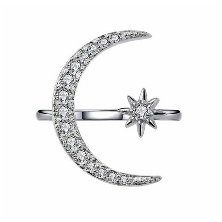 Chic damring med månstjärna design, justerbar och utsmyckad med gnistrande cubic zirconia. Lyxig gåva.