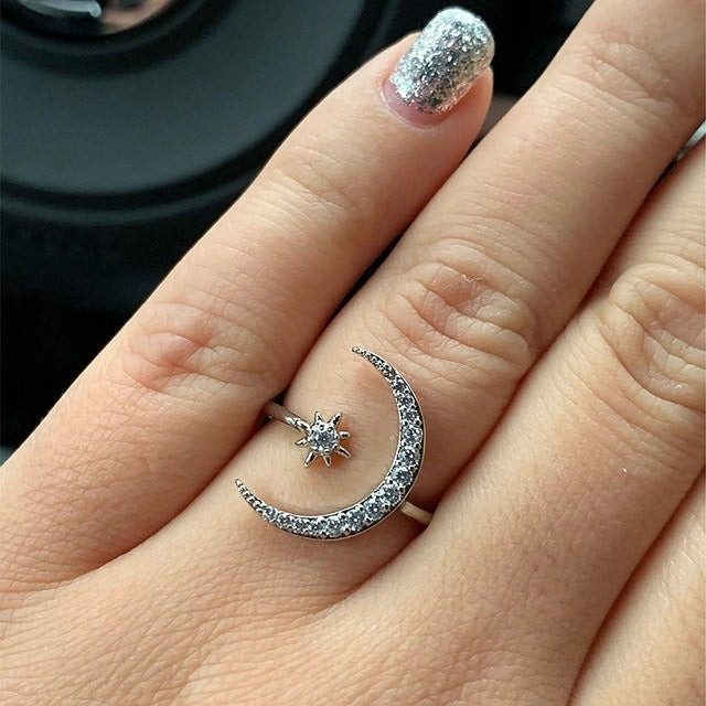 Vacker damring med halvmåne och stjärna, justerbar för komfort. Gnistrande cubic zirconia smycke.