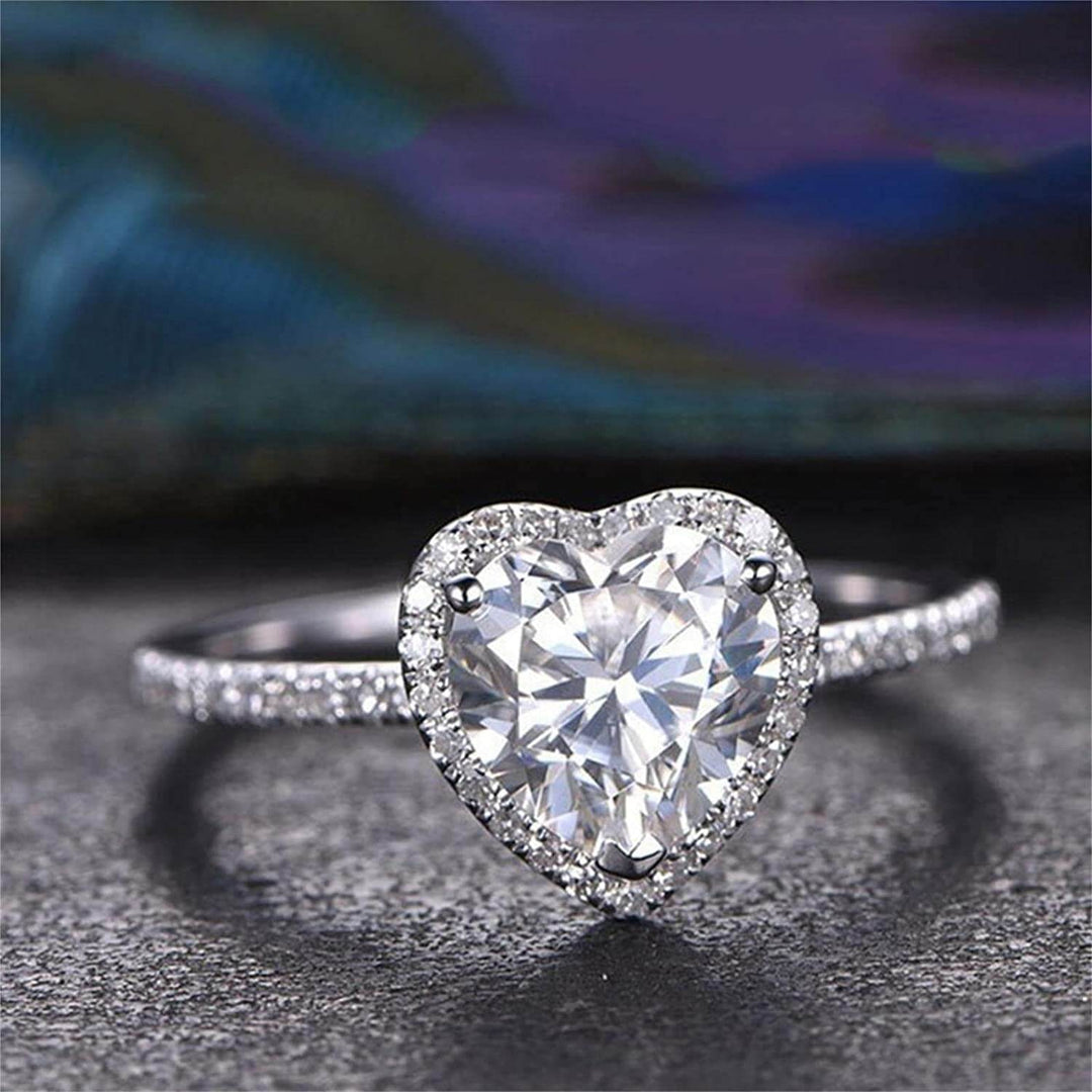 Damring med stilren hjärtdesign och cubic zirconia, ett 'bling' förlovningssmycke.