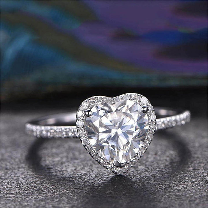 Damring med stilren hjärtdesign och cubic zirconia, ett 'bling' förlovningssmycke.