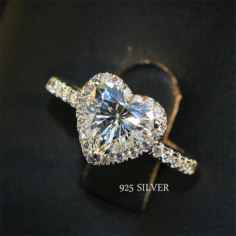 Damring med stor, hjärtformad cubic zirconia, en vacker present till henne.
