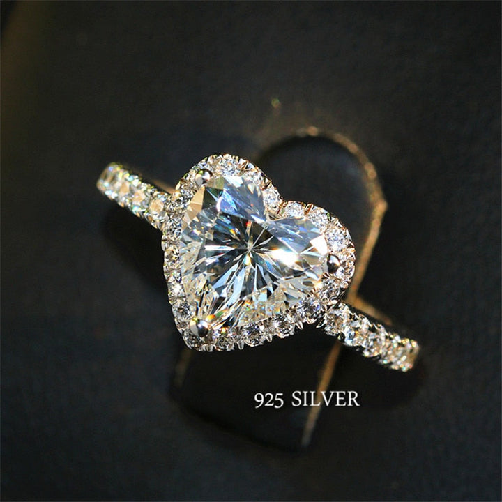 Damring med stor, hjärtformad cubic zirconia, en vacker present till henne.