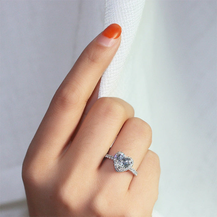 Lyxig damring i silver med hjärta och cubic zirconia, idealisk som present eller förlovningsring.
