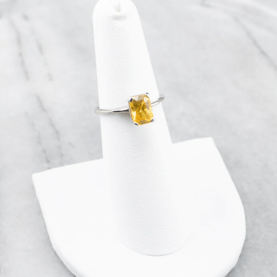Damring med oval topas ädelsten, symboliserar november och evig skönhet.