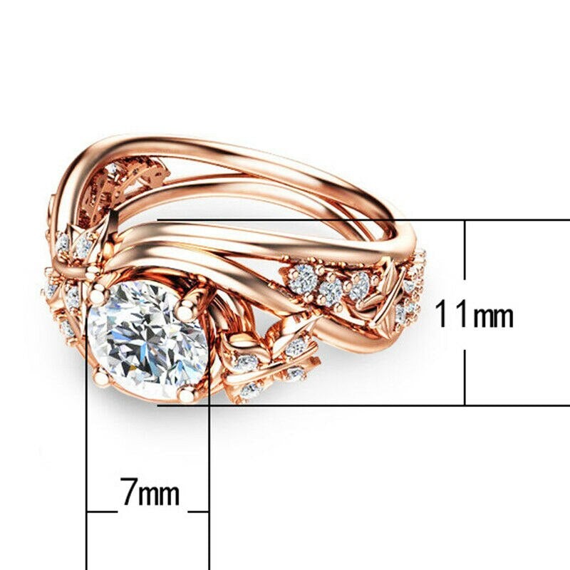Detaljerad fjärilsring med blommor och glänsande strass. Stilsäker damring i roséguldpläterad design.