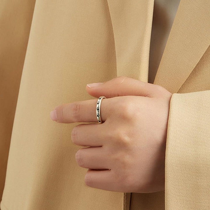 Närbild på elegant hundtassring för damer, detaljerad tass med glänsande zirkonsten. Kvalitetssmycke.