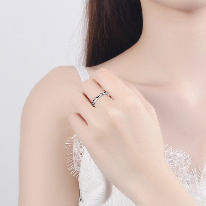 Unikt damsmycke: silverfärgad tassring med zirkon. Elegant design för djurälskare & hundägare. Presenttips.