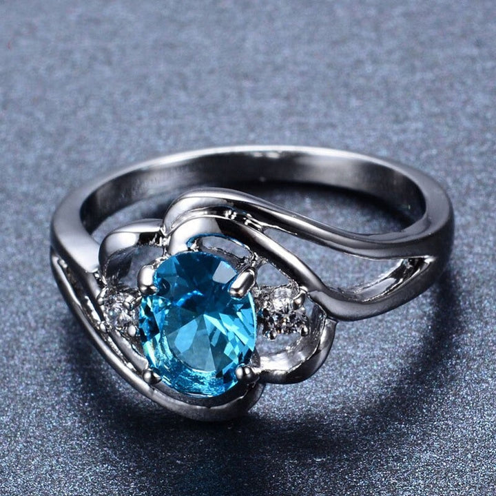 Gnistrande födelsestenring för damer med cubic zirconia, ett elegant smycke och personlig accessoar.