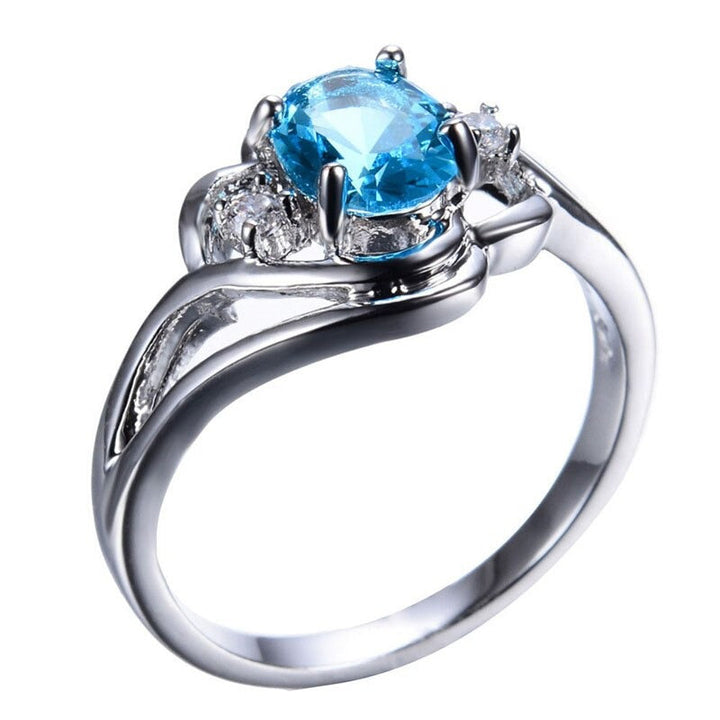 Modern födelsesten damring med elegant design och gnistrande cubic zirconia, en tidlös presentidé.