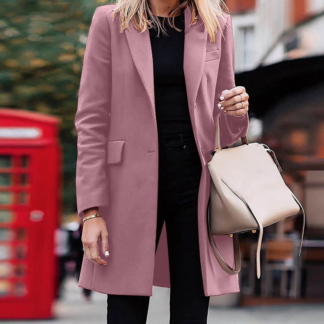 Närbild på stilren Damrock-kappa, elegant tyg för business casual. Modern kvinnors mode höst/vårkappa, klassisk stil.