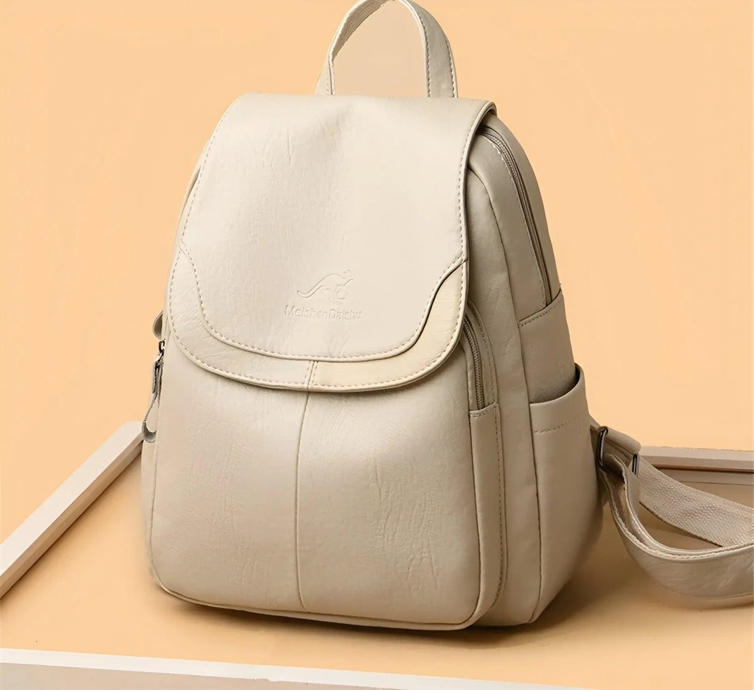 Kvinna bär elegant, stöldskyddad damryggsäck i stadsmiljö. Fashionabel & praktisk accessoar.