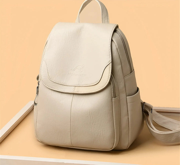 Kvinna bär elegant, stöldskyddad damryggsäck i stadsmiljö. Fashionabel & praktisk accessoar.