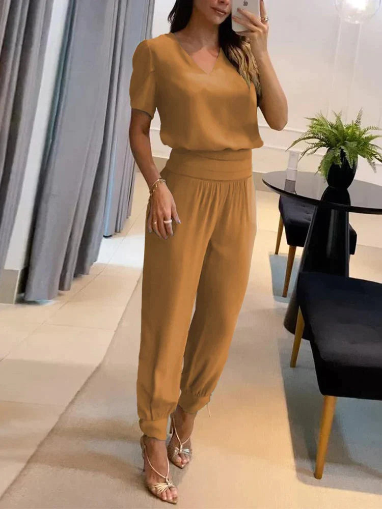 Chic matchande damset med modern topp och byxor, designat för både komfort och stil. Perfekt för fest.