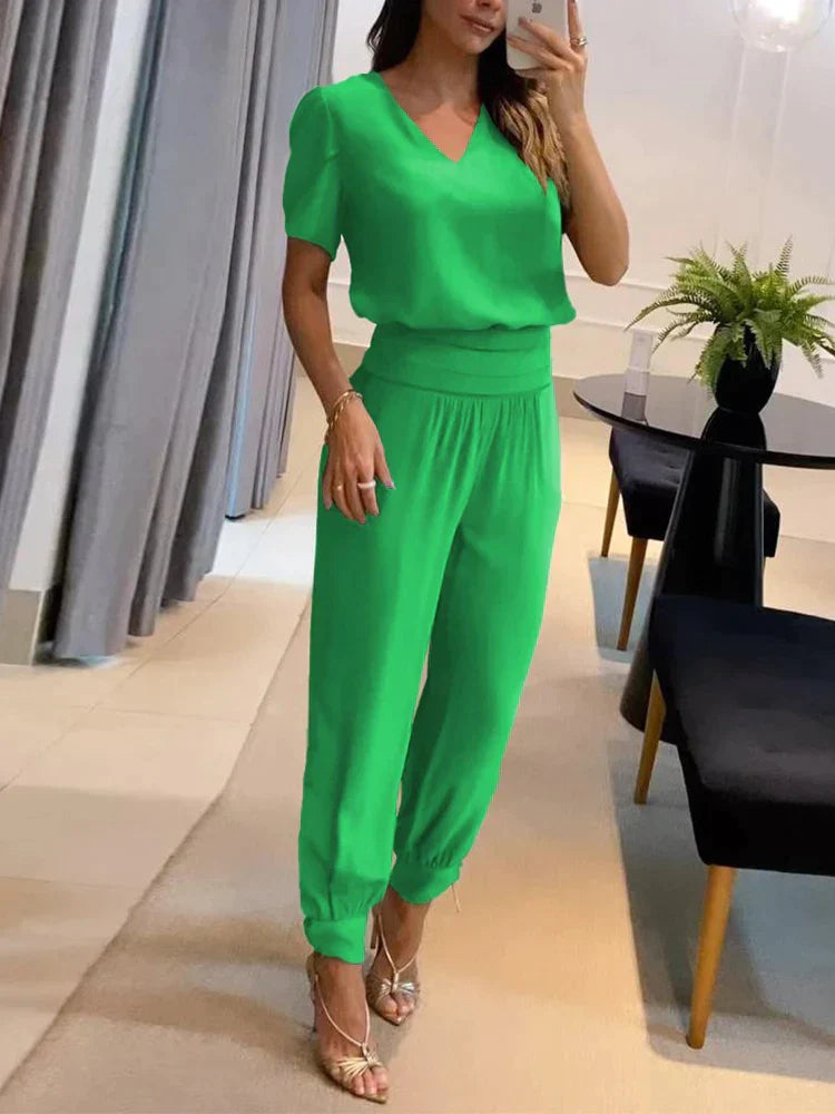 Stilrent damset, tvådelat med elegant topp och byxor. En modern och bekväm outfit för kvinnor.