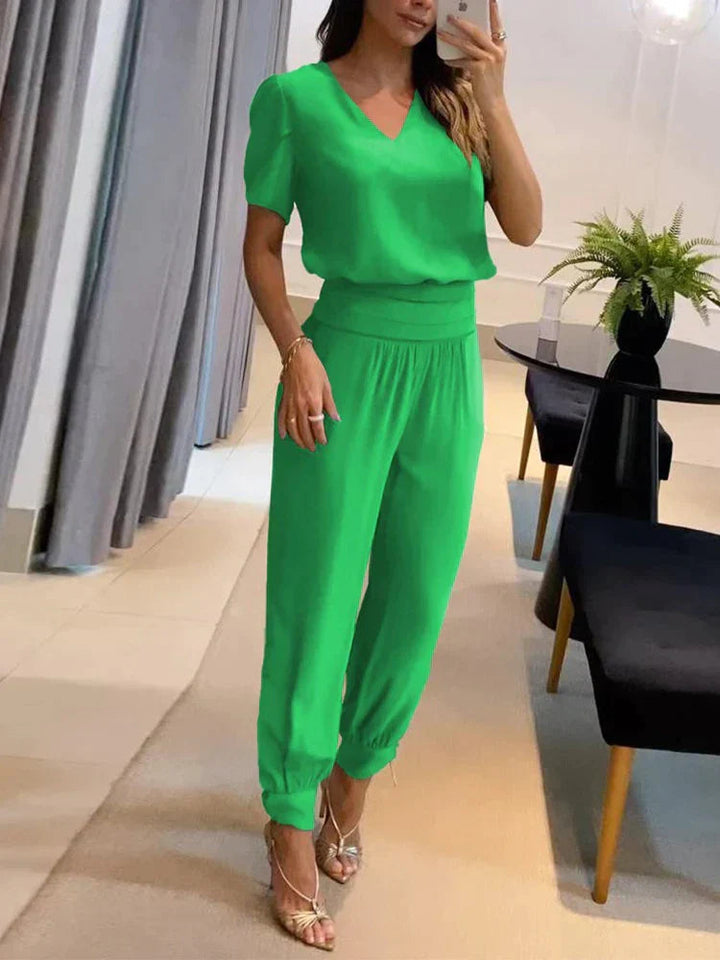 Stilrent damset, tvådelat med elegant topp och byxor. En modern och bekväm outfit för kvinnor.