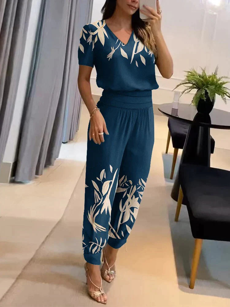 Mångsidigt elegant damset: modern topp & byxor för kontoret, vardagsbruk eller en stilfull festkväll.
