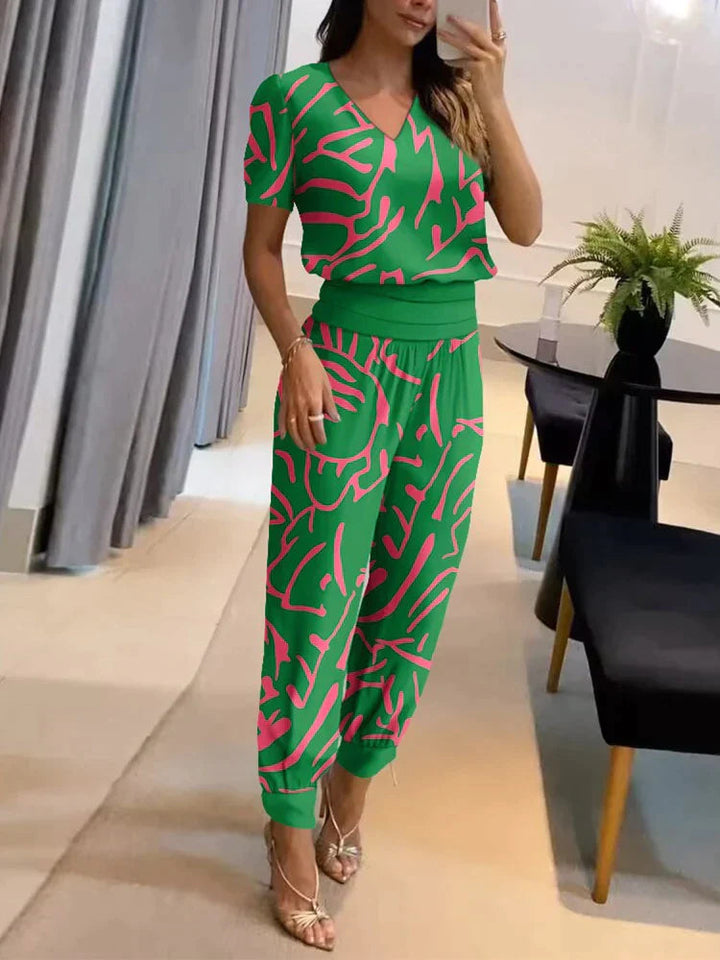 Komplett damoutfit: matchande topp och byxor i en elegant, modern och bekväm stil för alla tillfällen.