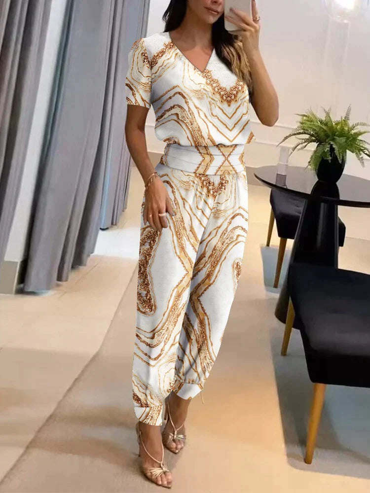 Enkelt att bära elegant damset. Matchande topp & byxor ger en modern, bekväm look för vardag & fest.