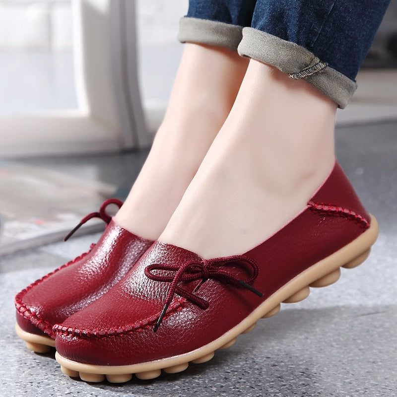 Detaljbild av slip-on damskor loafers i mörkblått PU-läder, framhäver sömmar och material.