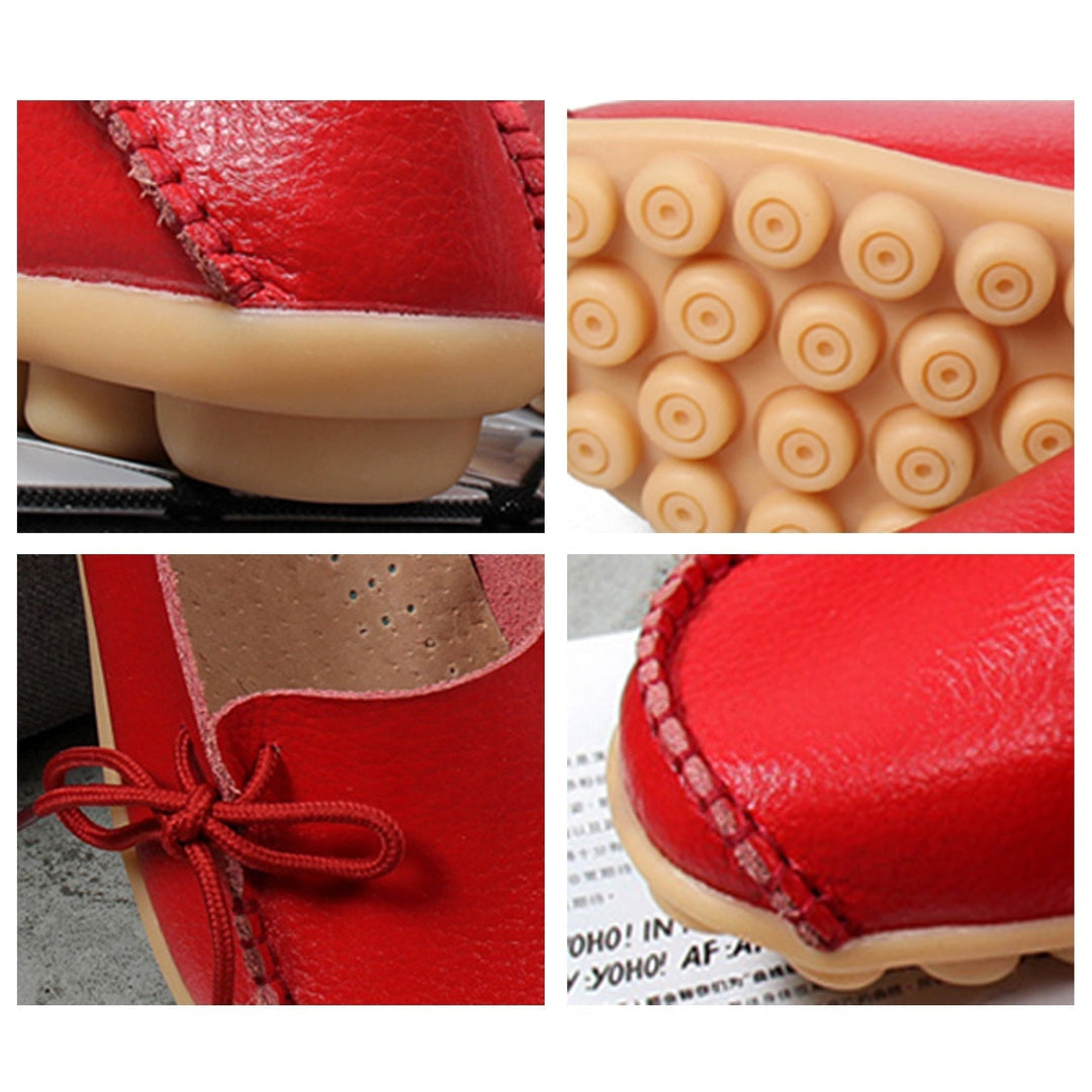 Överblick av ett par damskor loafers i vitt PU-läder, redo att användas som eleganta slip-ons.