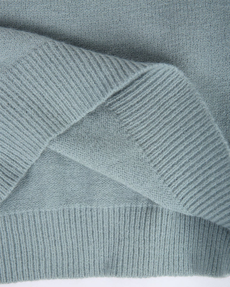 Vintermode: varm och bekväm damtröja med rund hals, ett oumbärligt plagg för kalla dagar och stilren outfit.