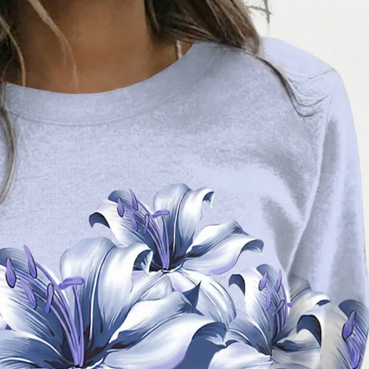 Plus size långärmad damtröja med elegant blommönster för bekväm och stilfull vardagsstil.