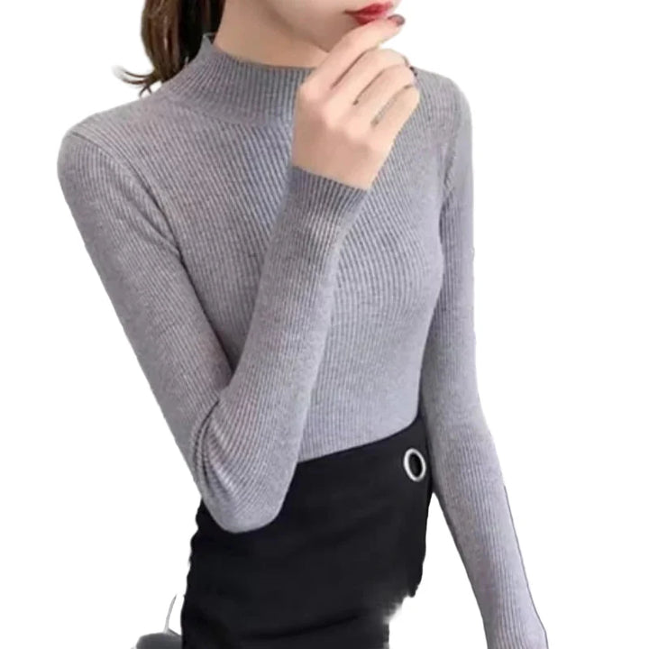 Elegant damtröja med mock neck i tidlös vintage stil. Perfekt för höstmode och vinterkläder.