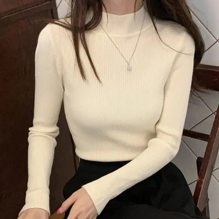 Elegant damtröja med mock neck och slim fit, perfekt för en sofistikerad vardagslook.
