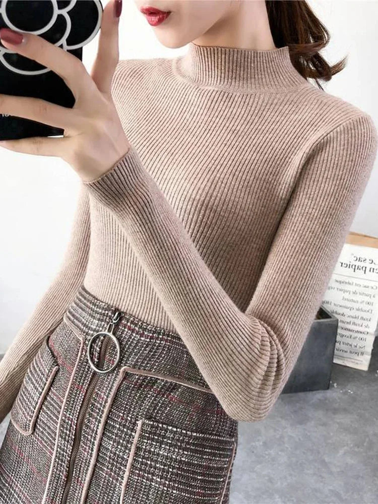 Närbild på den stilrena mock neck-kragen på denna eleganta damtröja i vintage stil.