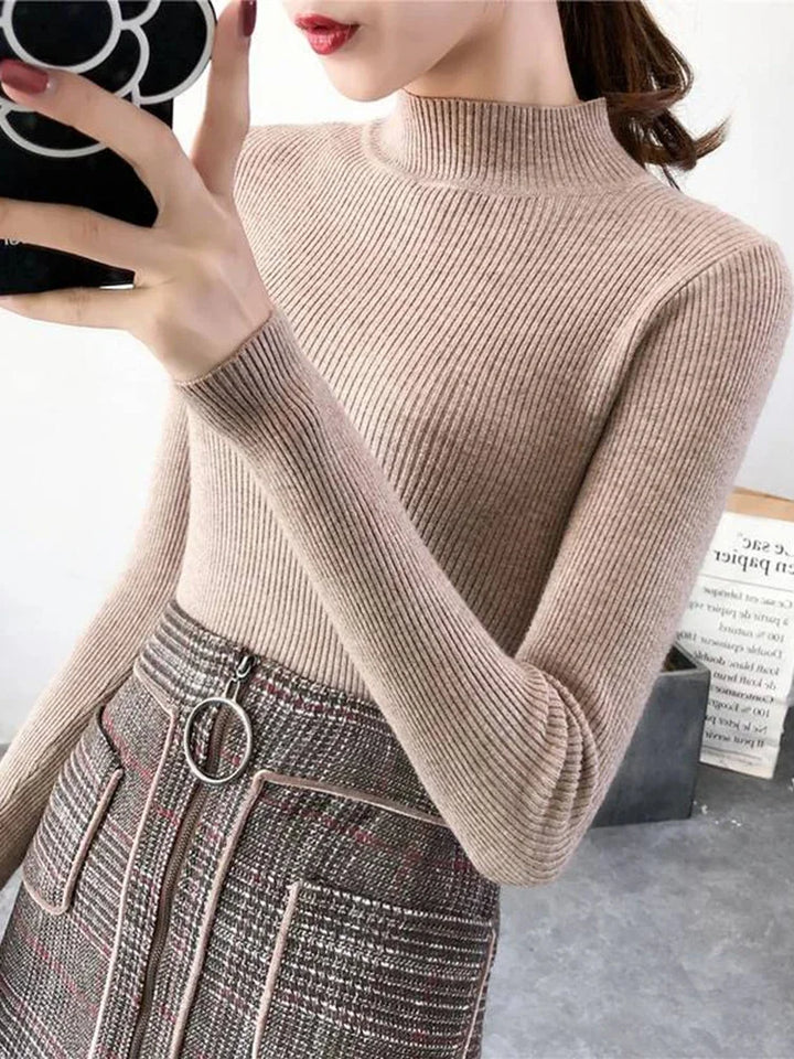 Närbild på den stilrena mock neck-kragen på denna eleganta damtröja i vintage stil.