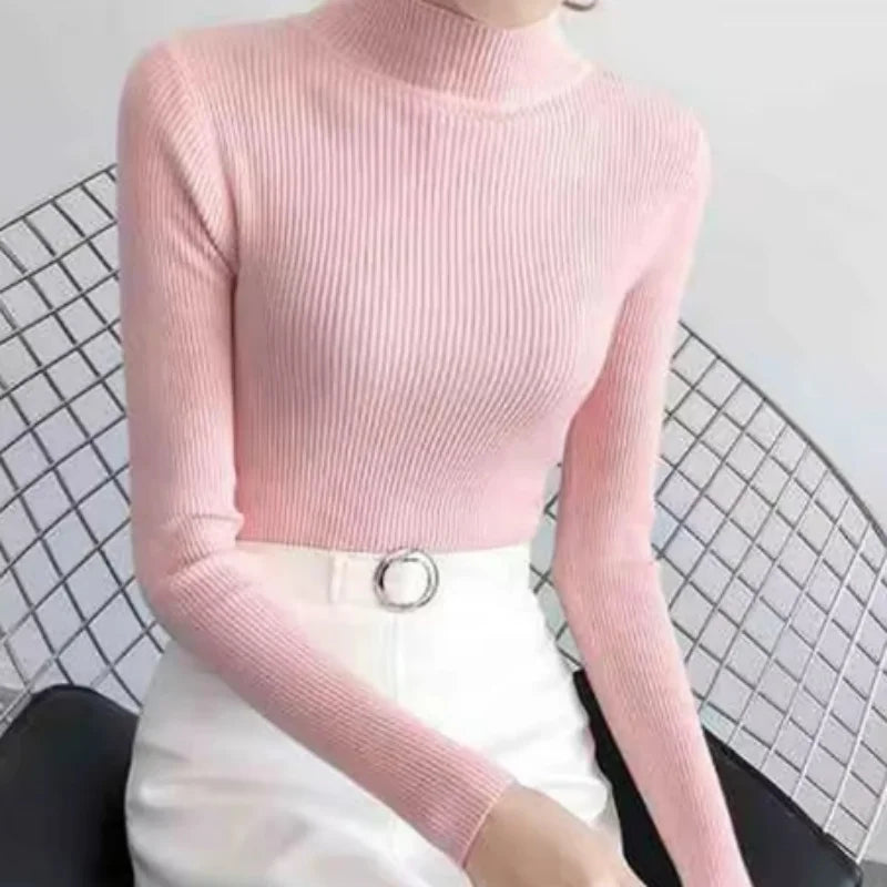 Baksida av damtröja med mock neck, visar dess rena linjer och vintage stil.