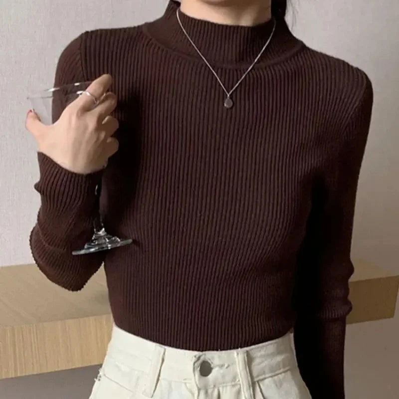 Damtröja med mock neck, stylad för hösten. En elegant och mångsidig del av vinterkläderna.
