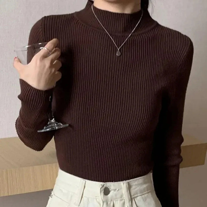 Damtröja med mock neck, stylad för hösten. En elegant och mångsidig del av vinterkläderna.