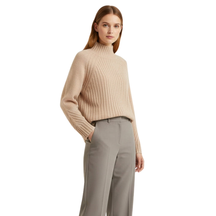 Elegant damtröja med polokrage, stickad för värme och komfort. Perfekt för höstens vardagsstil.