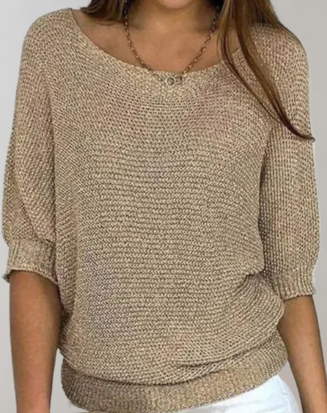 Bekväm damtröja med rundhals, mellanlånga ärmar. Figursydd passform, perfekt för en elegant look.