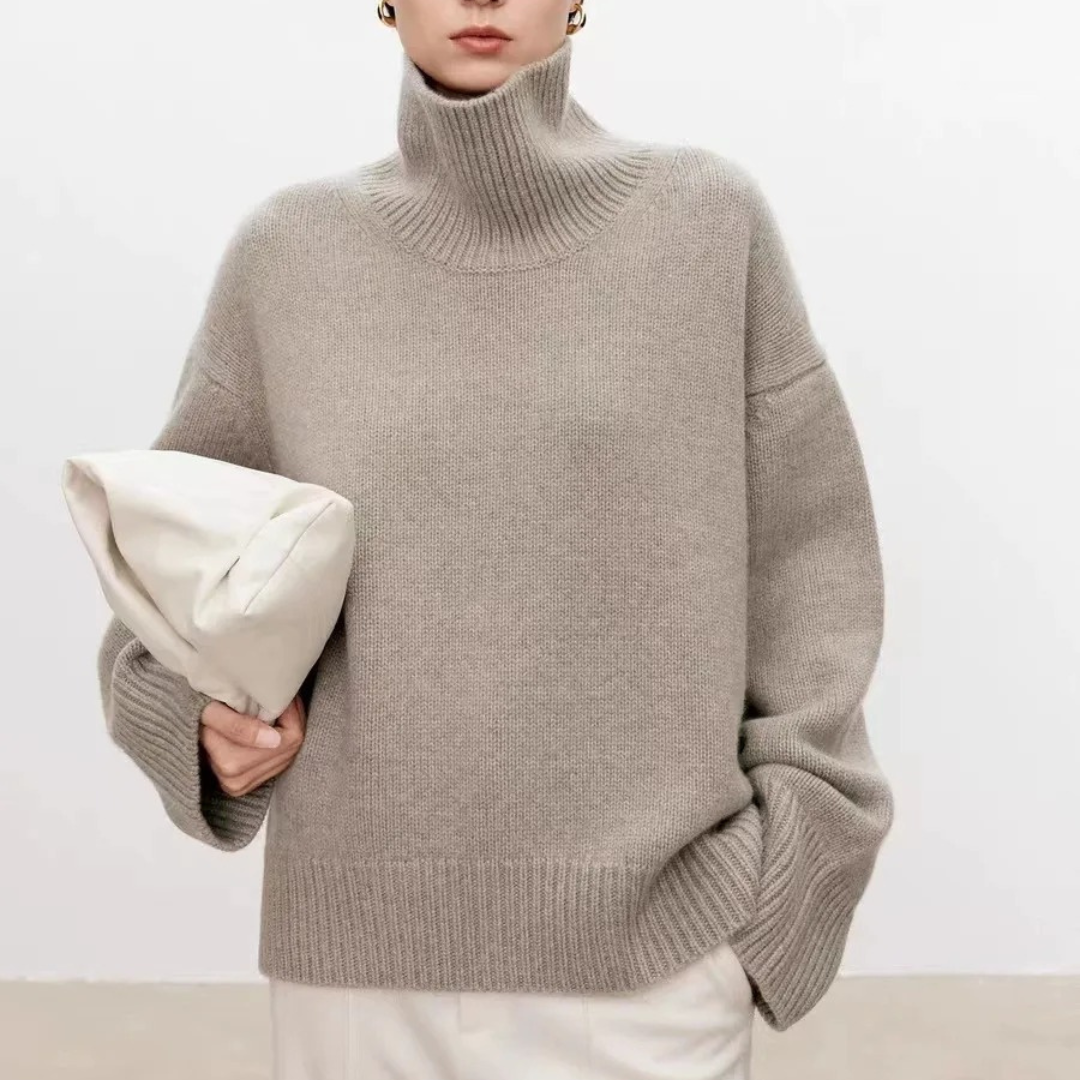 Bekväm, stilren damtröja med turtleneck. Ett mångsidigt basplagg för damkläder, perfekt i vardagen.