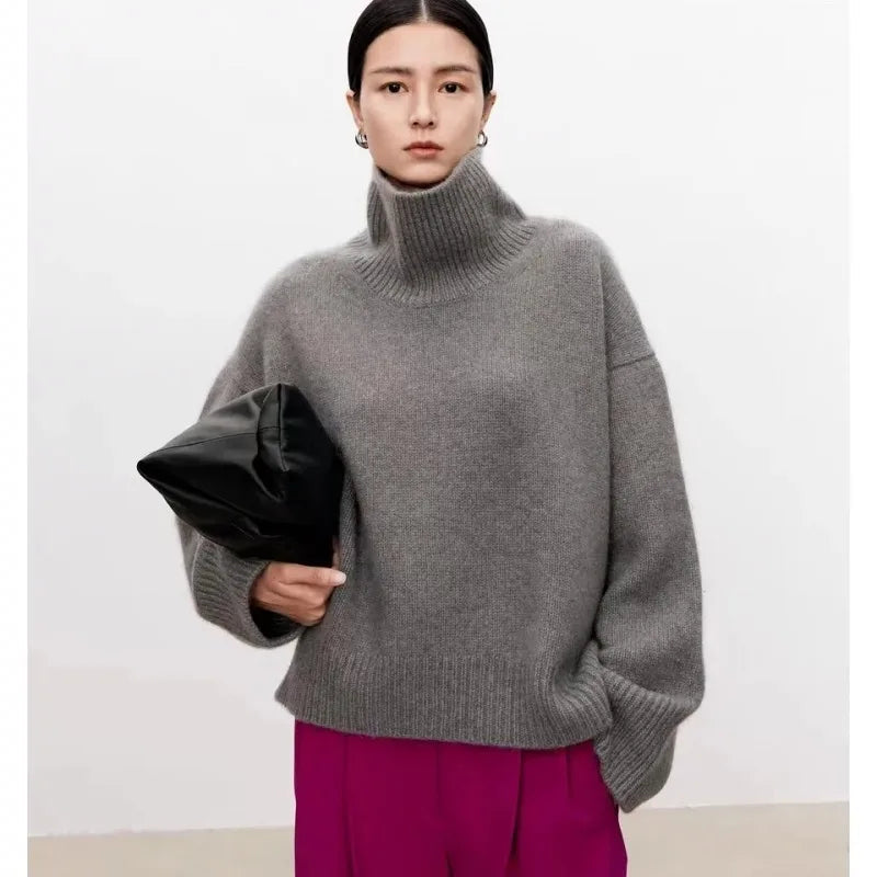 Smickrande passform på denna klassiska turtleneck damtröja. Elegant basplagg för alla tillfällen.