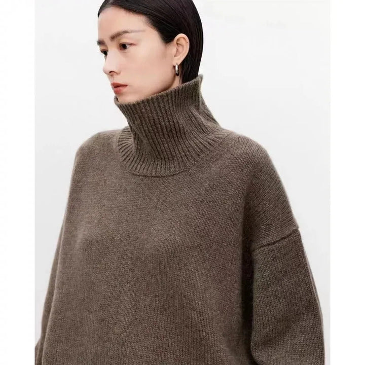Varm vintertröja: Stilren turtleneck damtröja, ett elegant basplagg för kalla dagar och damkläder.
