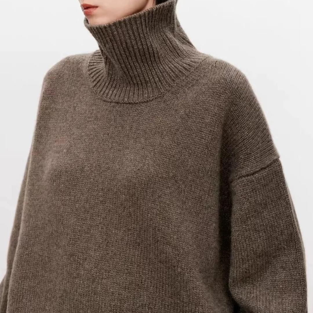 Närbild på den höga turtleneckkragen på en elegant och bekväm damtröja i klassisk stil.