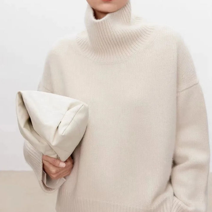Mjuk och stickad damtröja med turtleneck i klassisk stil. Ett mångsidigt plagg för vardagsmode.