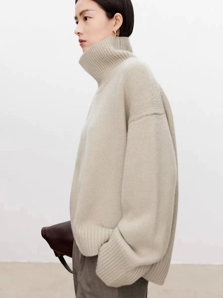Damtröja turtleneck, stilren för kontoret eller elegant fritid. Smickrande passform som basplagg.